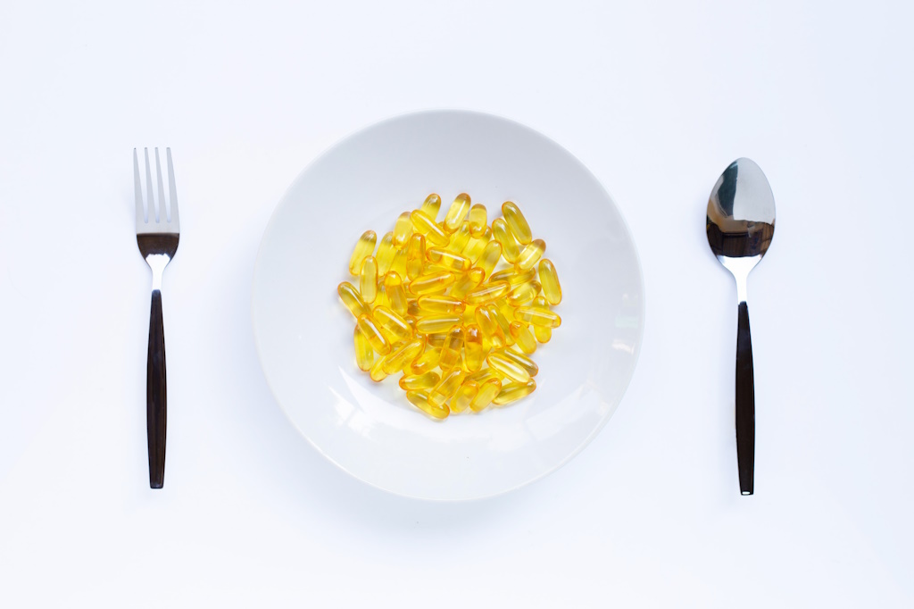 license-капсулы-рыбьего-жира-на-белом-блюде,-фолк-и-ложке-4751854.jpg