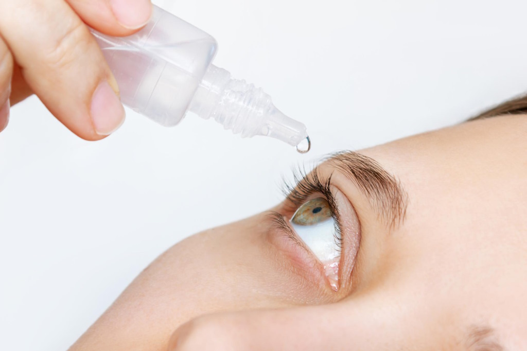 license-обрезанный-снимок-женщины,-капающей-на-глаза-лекарственными-каплями-натуральной-слезы-на-белом-фоне-26581639.jpg